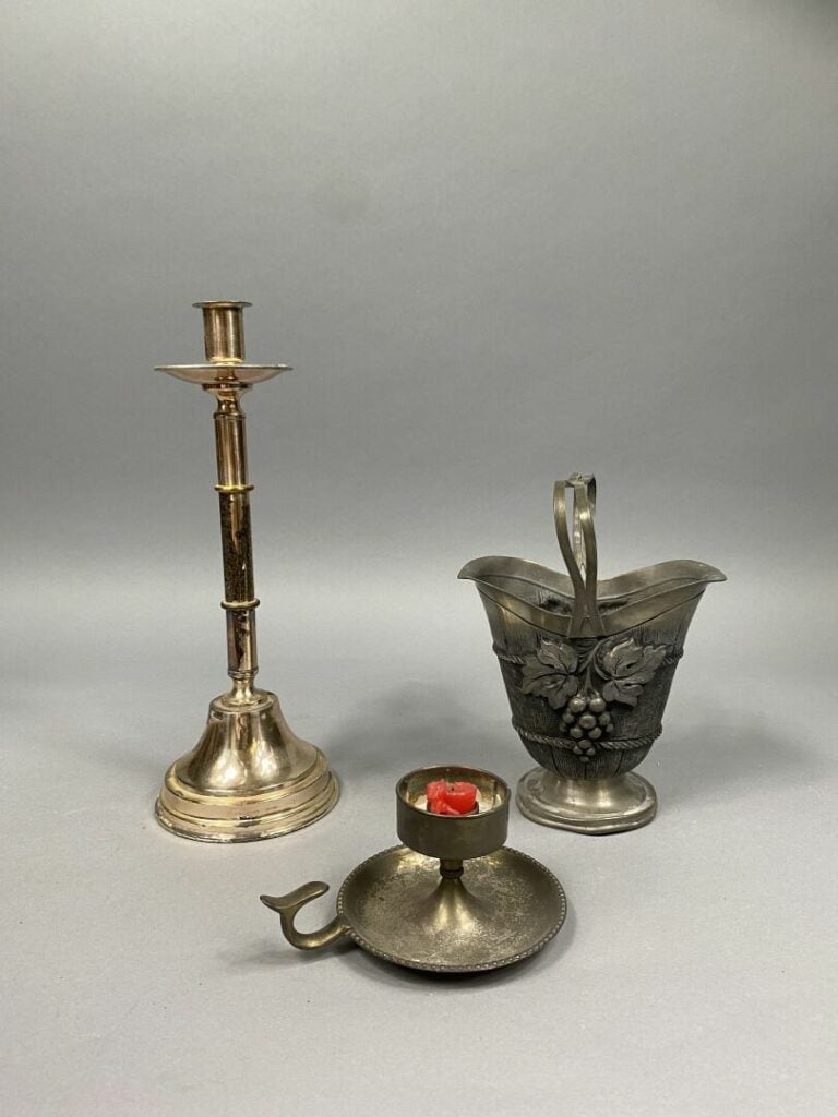 * Deux mannette de bibelots divers comprenant souvenirs de voyage, céramiques,…