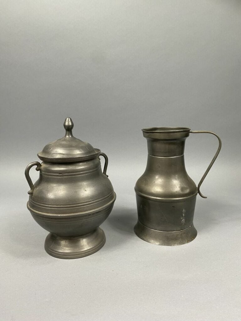 * Deux mannette de bibelots divers comprenant souvenirs de voyage, céramiques,…