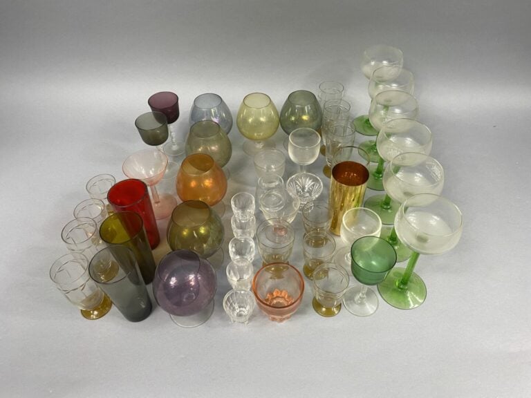*Deux mannettes comprenant un ensemble de verres dépareillés dont DAUM - (en l'…