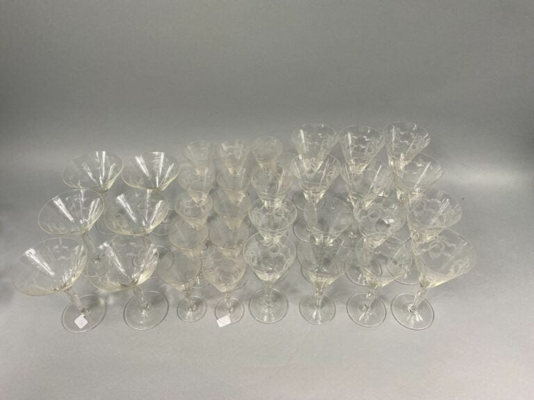 *Deux mannettes comprenant un ensemble de verres dépareillés dont DAUM - (en l'…