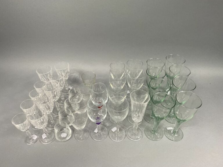 *Deux mannettes comprenant un ensemble de verres dépareillés dont DAUM - (en l'…