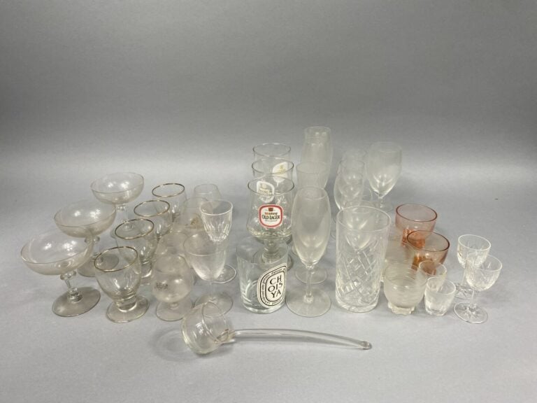 *Deux mannettes comprenant un ensemble de verres dépareillés dont DAUM - (en l'…