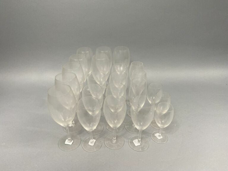 *Deux mannettes comprenant un ensemble de verres dépareillés dont DAUM - (en l'…