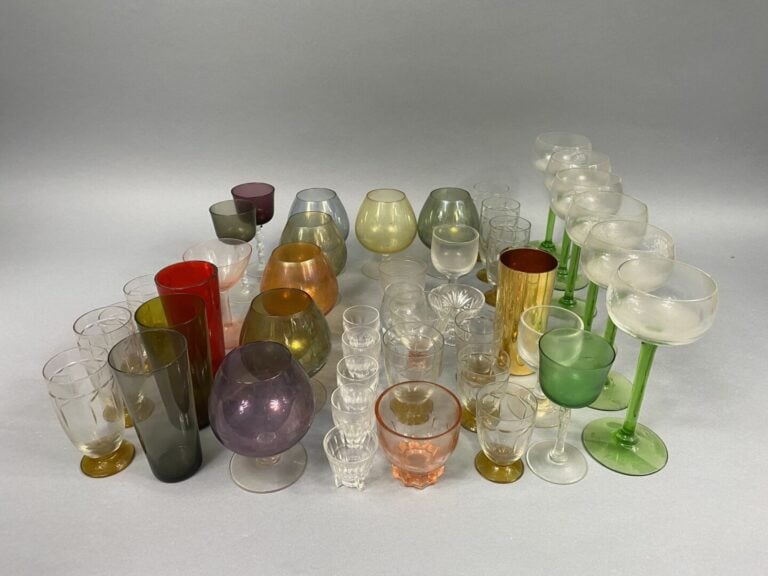 *Deux mannettes comprenant un ensemble de verres dépareillés dont DAUM - (en l'…