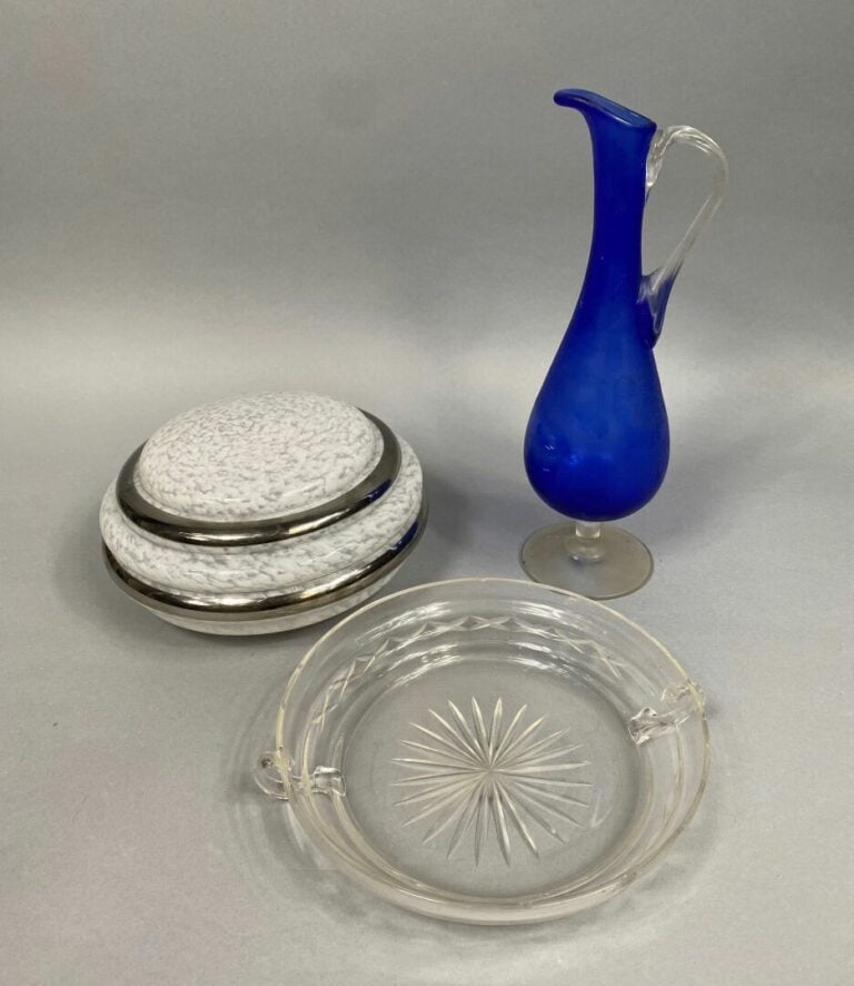 *Deux mannettes d'objets divers comprenant des pièces de forme en verre moulé d…
