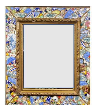Deux miroirs de forme rectangulaire, l'encadrement orné de morceaux de céramiqu…