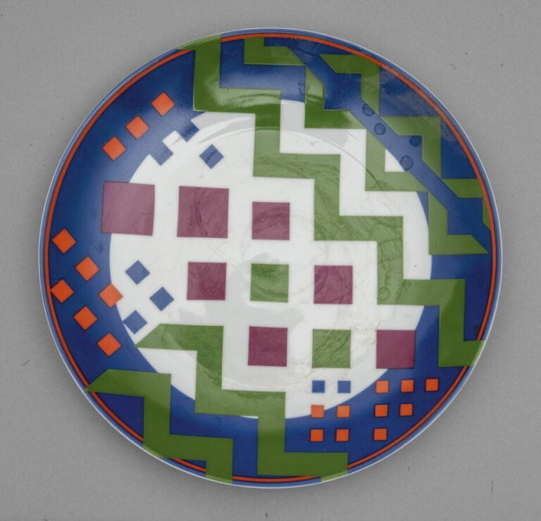 Guy de ROUGEMONT (1935-2021) - Zig zag, 1982 - Ensemble de 2 assiettes en porce…