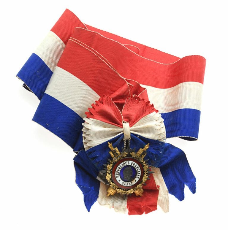 Insigne de sénateur de la III° république sur son écharpe (10cm de largeur). Pa…