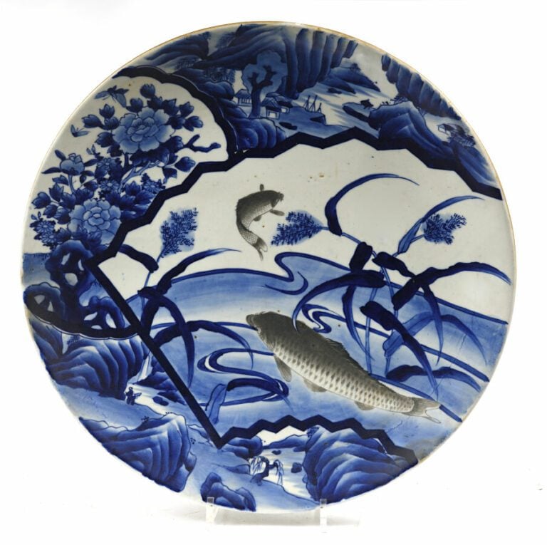 JAPON. Deux grands plats formant pendants en porcelaine à décor de carpes dans…