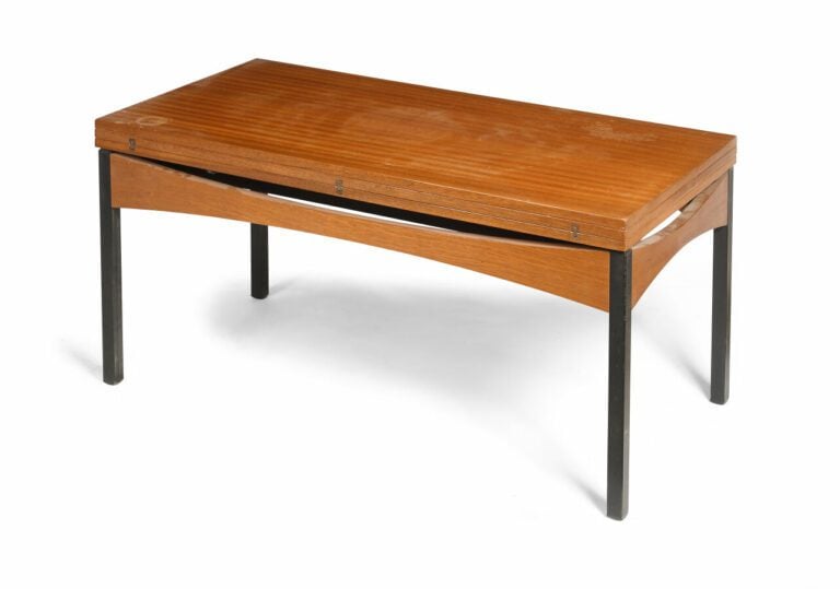 Joseph André MOTTE . Table basse à système rectangulaire. Le plateau dépliable…