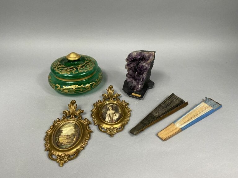 *Mannette de bibelots divers comprenant améthyste, petite boite marqueté, petit…