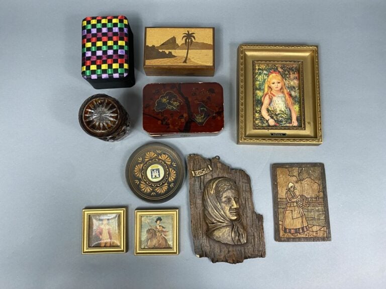 *Mannette de bibelots divers comprenant améthyste, petite boite marqueté, petit…
