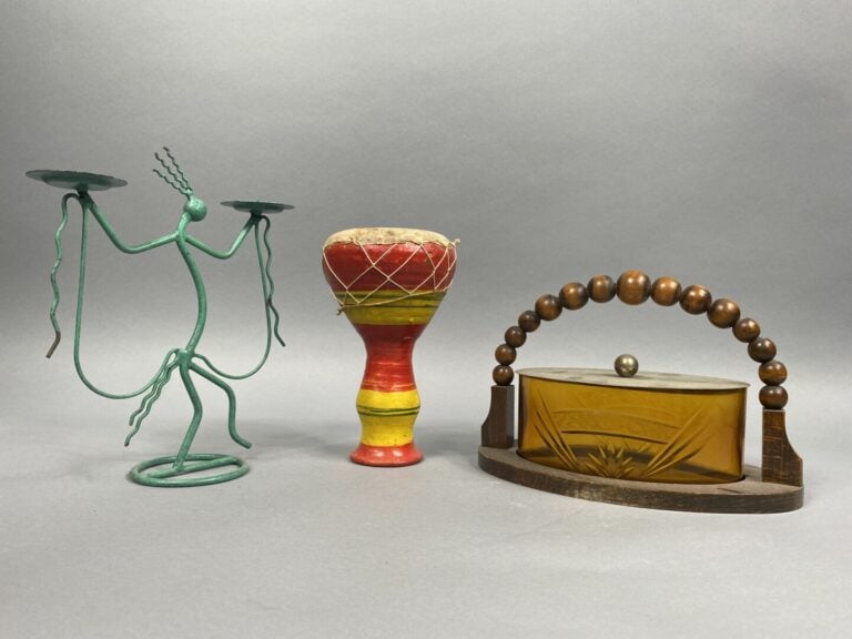 * Mannette de bibelots divers comprenant vase en métal, pièces encadrées, vase…