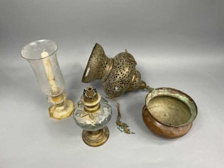 *Mannette d'objets divers comprenant des lampes orientales en bronze, des coupe…