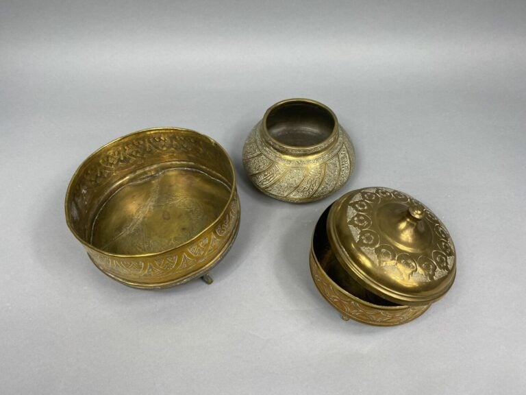 *Mannette d'objets divers comprenant des lampes orientales en bronze, des coupe…