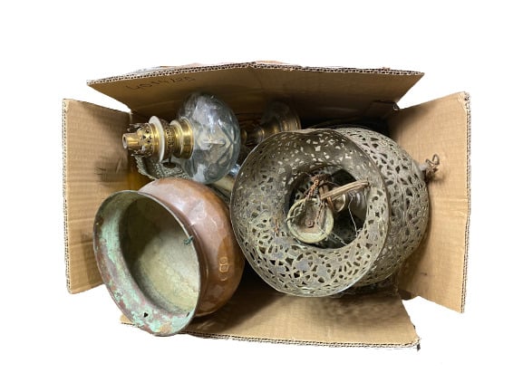 *Mannette d'objets divers comprenant des lampes orientales en bronze, des coupe…