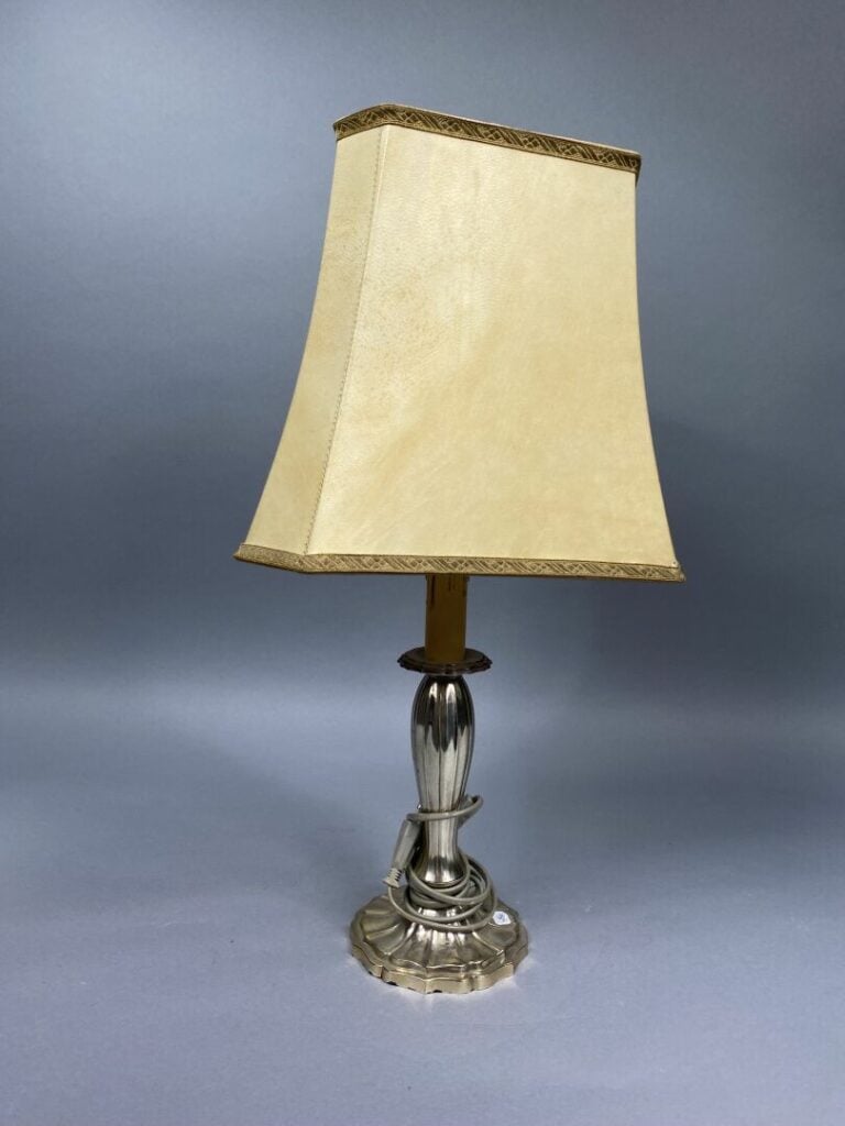 * Mannette d'objets divers comprenant une paire de lampes en céramiques à décor…