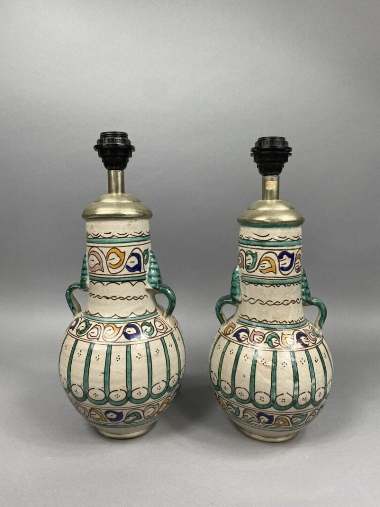 * Mannette d'objets divers comprenant une paire de lampes en céramiques à décor…
