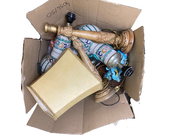 * Mannette d'objets divers comprenant une paire de lampes en céramiques à décor…