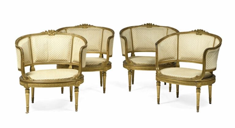 Mobilier de salon en bois sculpté et doré à décor de frise de postes, agrafes e…