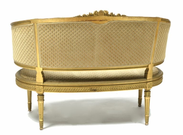 Mobilier de salon en bois sculpté et doré à décor de frise de postes, agrafes e…
