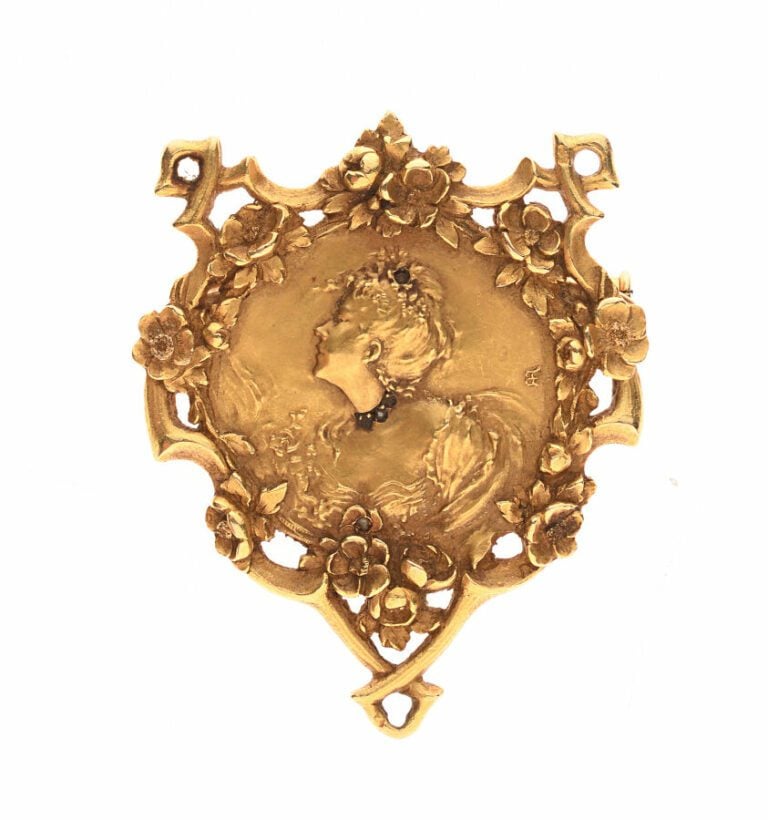 Motif art nouveau monté en broche postérieurement en or jaune 18 carats 750 0/0…