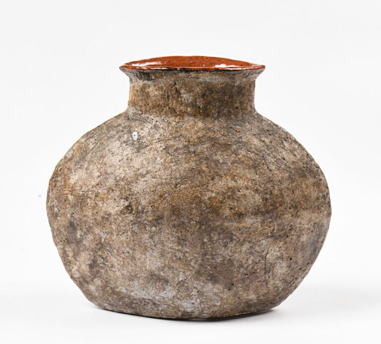 OIVIND KROHG. Vase ovale à petit col ourlé en grès gris. 20.5x23 cm