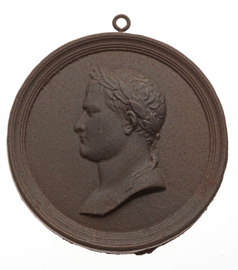 Plaque fonte uniface représentant Napoléon 1er lauré. Diam : 150mm, poids : 900…