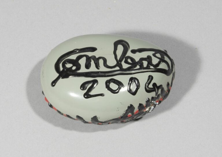 Robert COMBAS (1957) - Sans titre - Galet peint, 2004, signé et daté 8 x 5,5 cm…