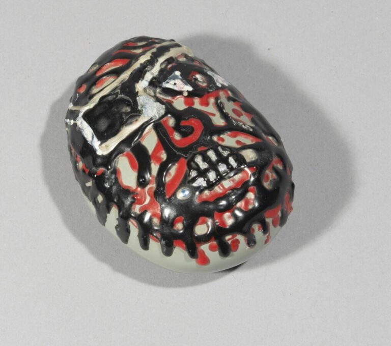 Robert COMBAS (1957) - Sans titre - Galet peint, 2004, signé et daté 8 x 5,5 cm…