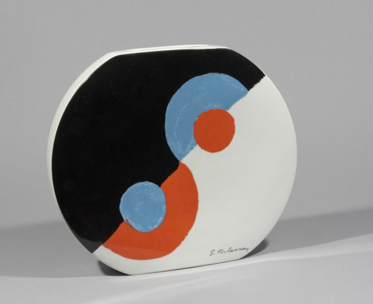 Sonia DELAUNAY (1885-1979) - Hélice, 1984 - Vase en porcelaine de Limoges, édit…