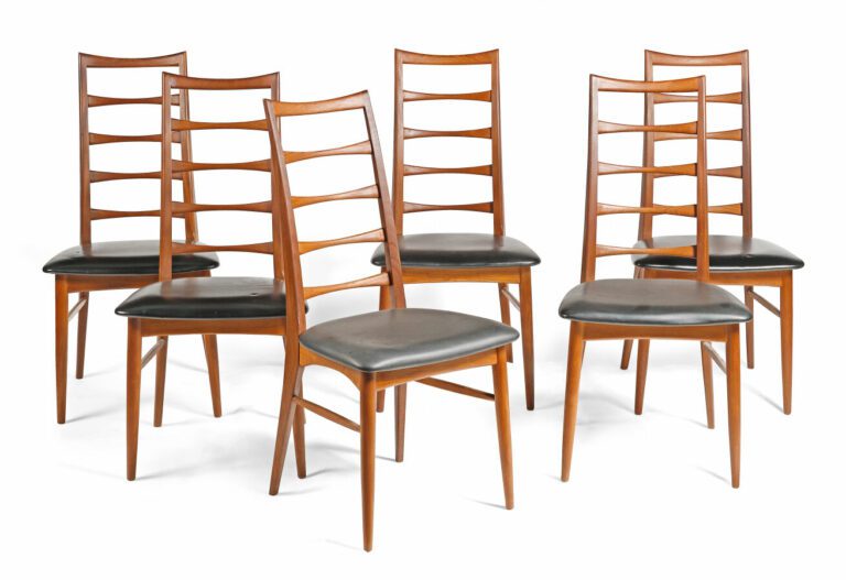 Suite de six chaises en bois naturel à haut dossier droit ajouré de barrettes r…