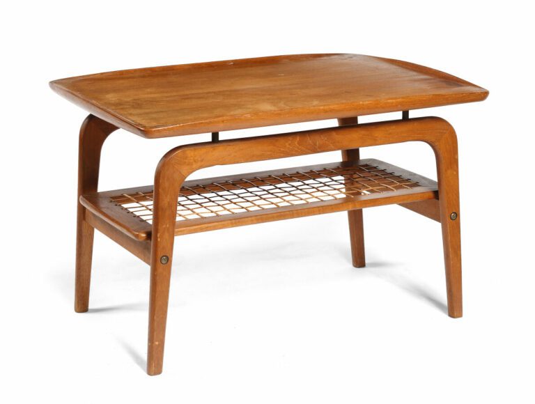 Table basse bois naturel de forme rectangulaire reposant sur quatre pieds à ent…
