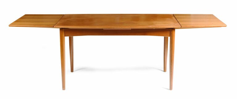 Table bois naturel de forme rectangulaire reposant sur quatre pieds fuselés. Tr…