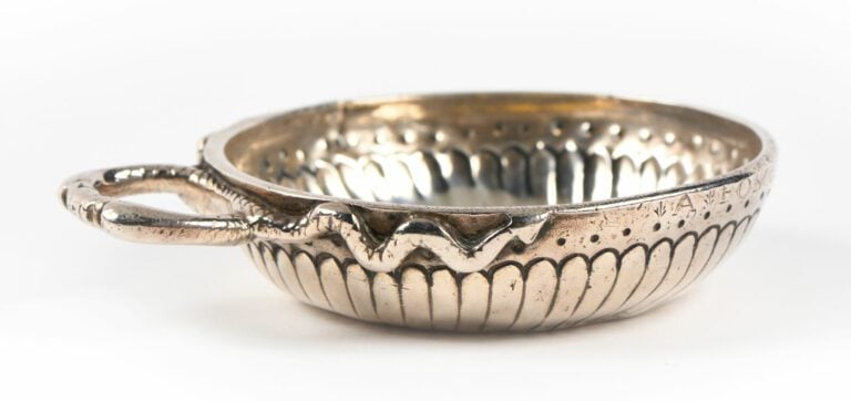 Taste vin argent à décor de godrons, la prise à décor de serpent.Gravé A Force.…