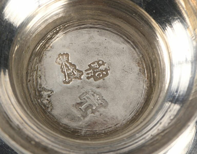 Taste vin argent à décor de godrons, la prise à décor de serpent.Nom gravé illi…
