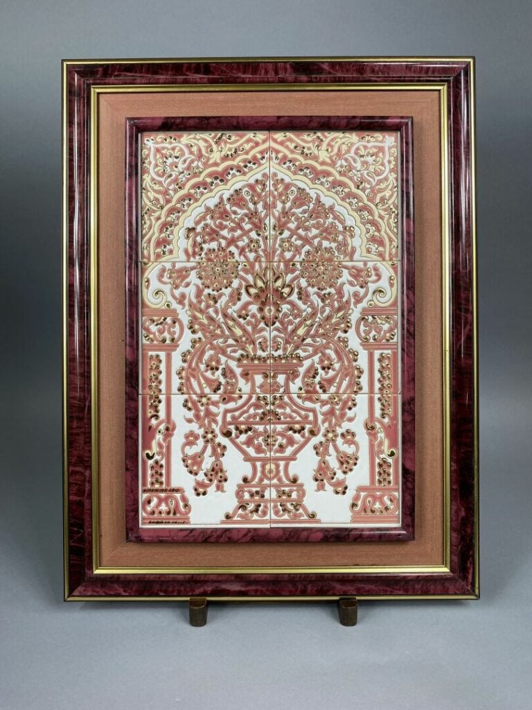 Trois plaques à carreaux en céramique à décor d'émaux polychromes représentant…