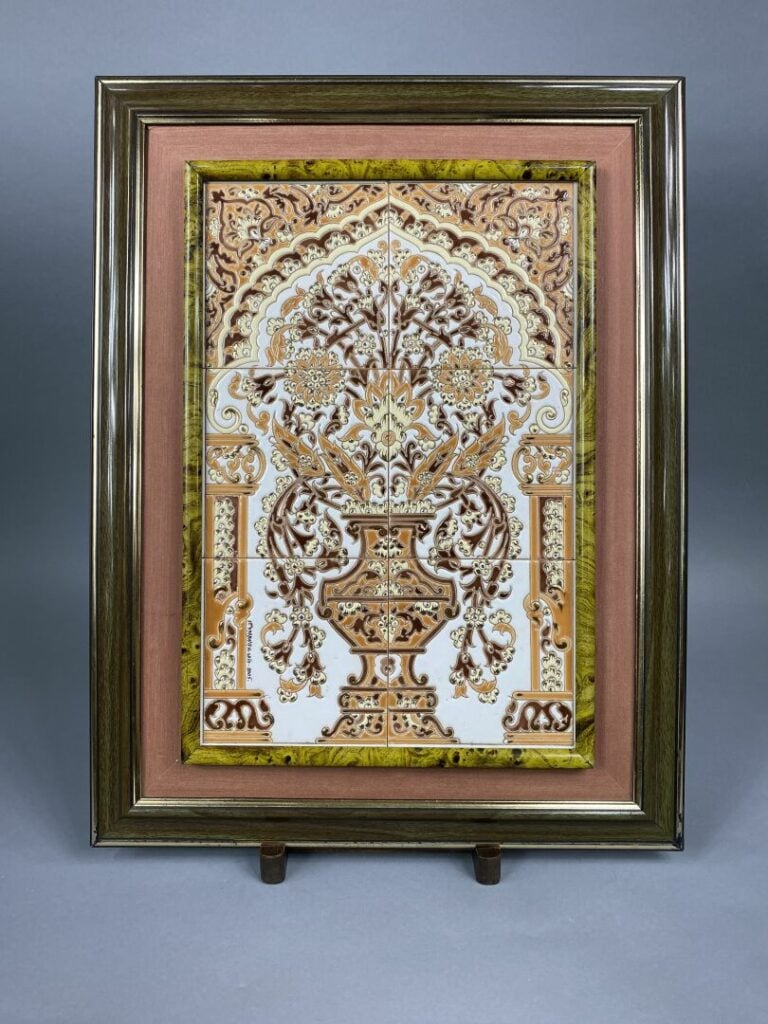 Trois plaques à carreaux en céramique à décor d'émaux polychromes représentant…