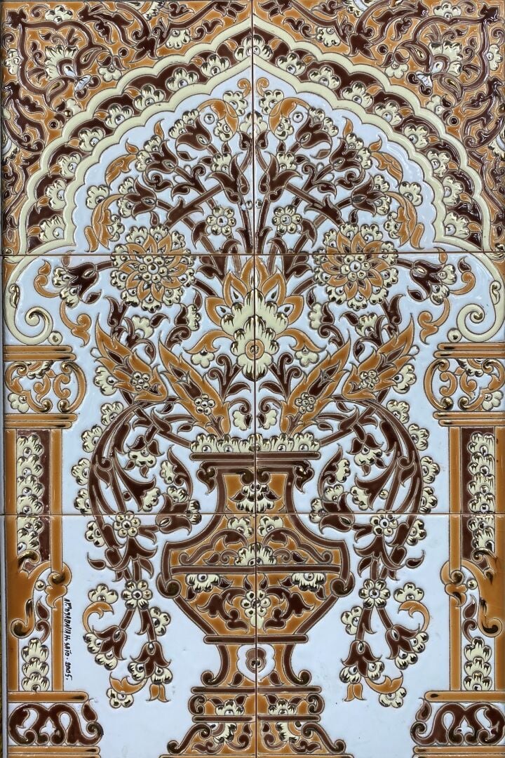 Trois plaques à carreaux en céramique à décor d'émaux polychromes représentant…