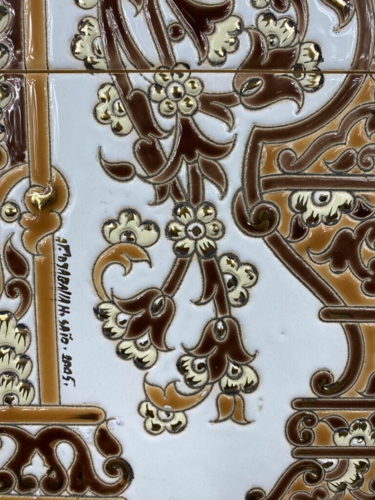 Trois plaques à carreaux en céramique à décor d'émaux polychromes représentant…