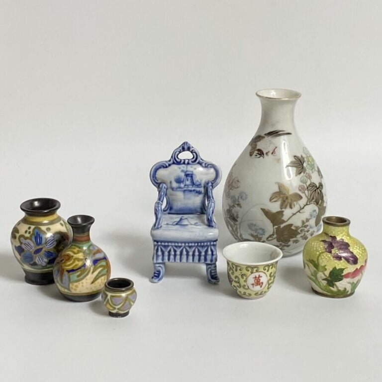 1 tasse et sous tasse en porcelaine allemande. On joint des petits vases émaill…