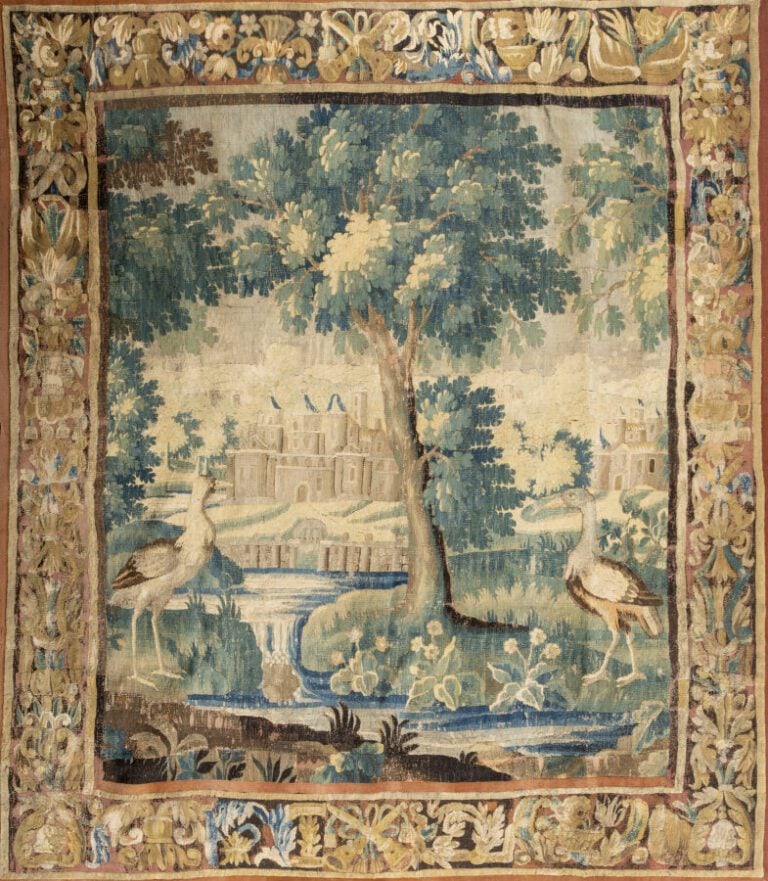 AUBUSSON. Tapisserie à décor d'échassier devant un château dans un paysage de v…