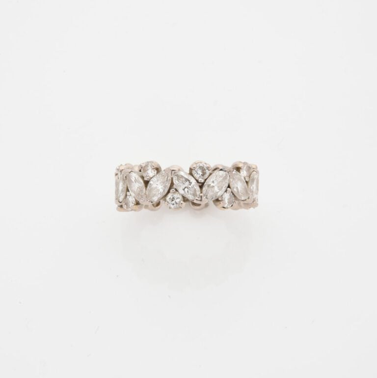 Alliance américaine en or gris (750) ornée de diamants tailles navette et brill…