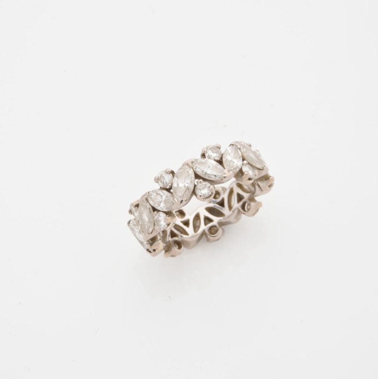 Alliance américaine en or gris (750) ornée de diamants tailles navette et brill…