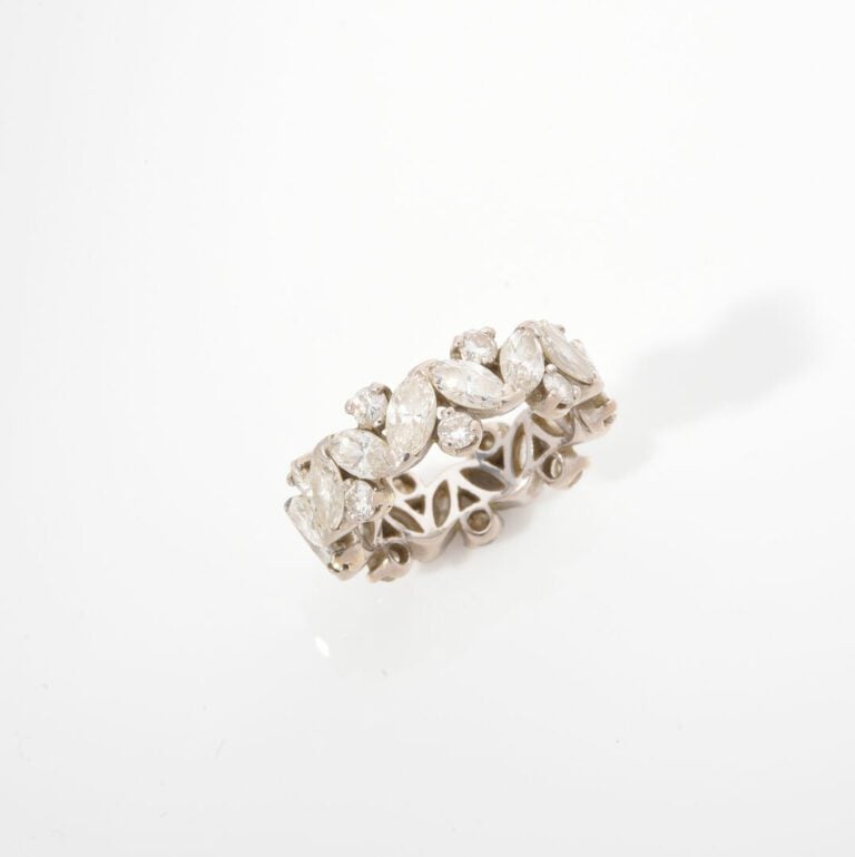 Alliance américaine en or gris (750) ornée de diamants tailles navette et brill…