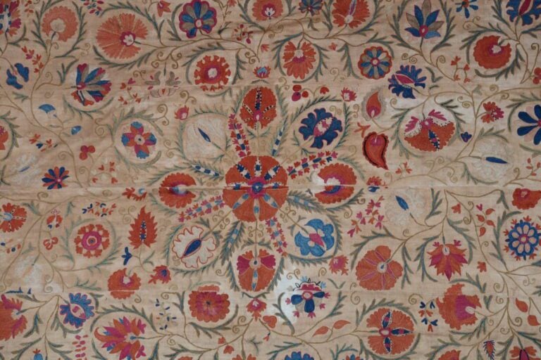 Asie Centrale - Broderie / tenture Suzani en coton brodée à décor de fleurs et…