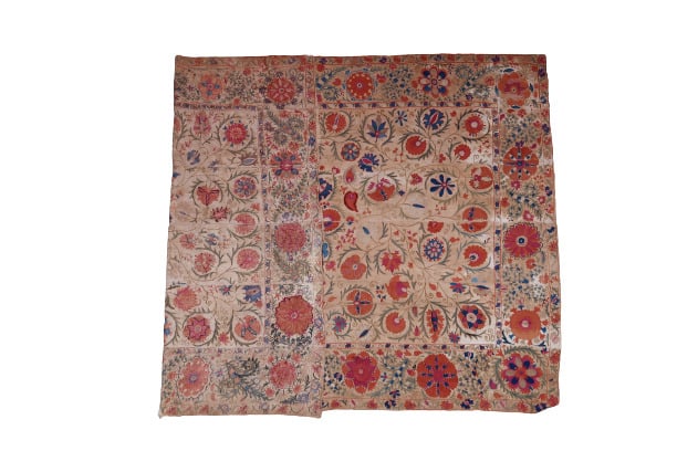 Asie Centrale - Broderie / tenture Suzani en coton brodée à décor de fleurs et…