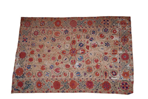 Asie Centrale - Broderie / tenture Suzani en coton brodée à décor de fleurs et…