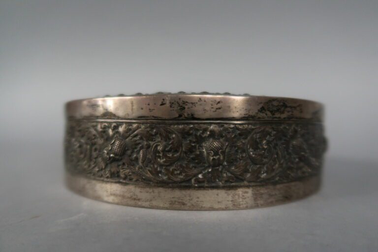 Asie du Sud-Est - Boite couverte de forme ronde en argent (min. 800) à décor re…