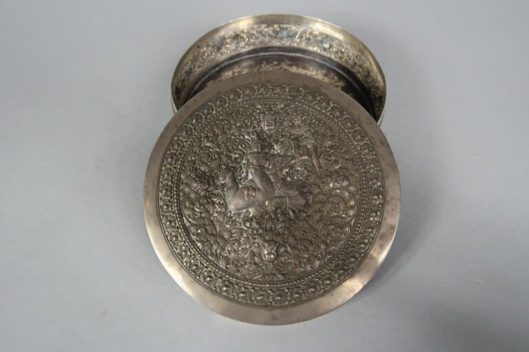 Asie du Sud-Est - Boite couverte de forme ronde en argent (min. 800) à décor re…